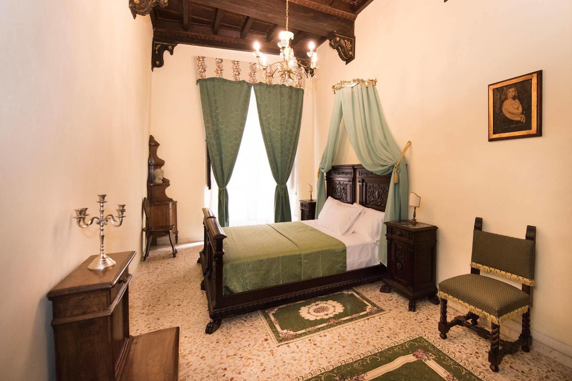 All'ombra Della Torre Only 3* Siena